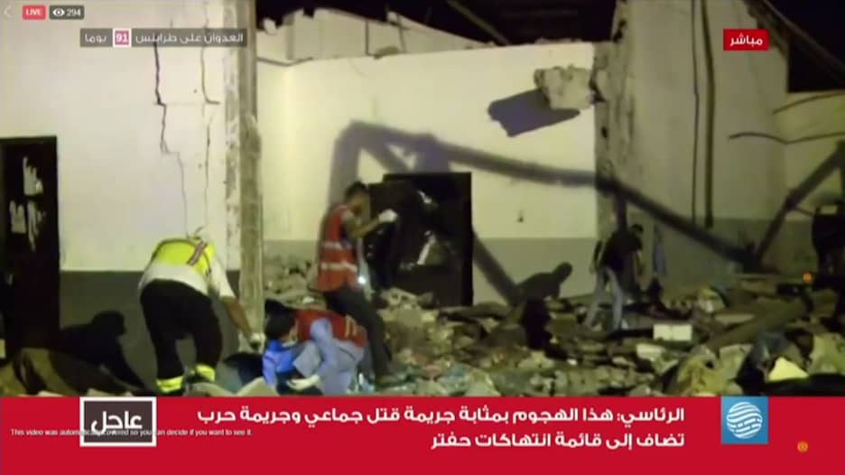 مقتل 40 على الأقل بعد غارة على مركز مهاجرين في ليبيا.. شاهد آثارها