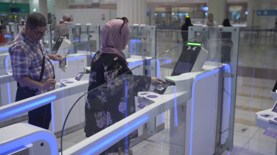 شاهد كيف تنجز مطارات دبي معاملة المسافر بأقل من 10 ثواني