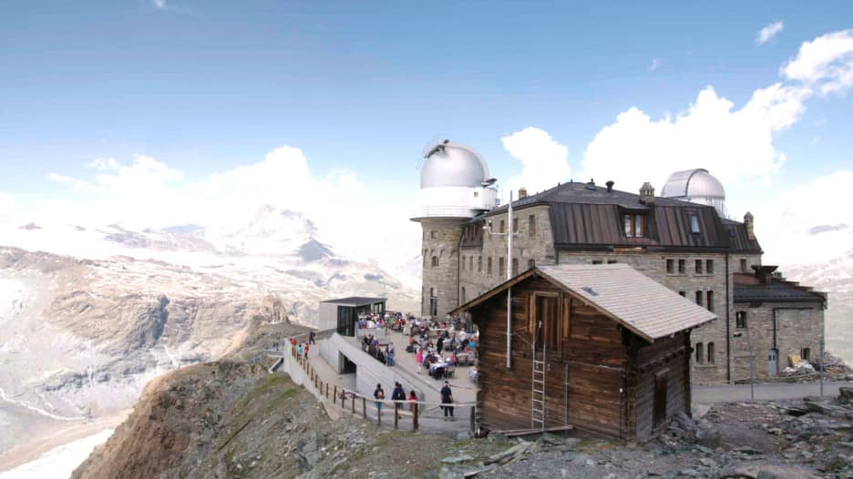 على قمة جبال الألب السويسرية.. فندق داخل مرصد فلكي