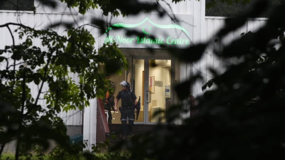 مصلون ينجحون في إيقاف مسلح حاول إطلاق النار في مسجد بالنرويج