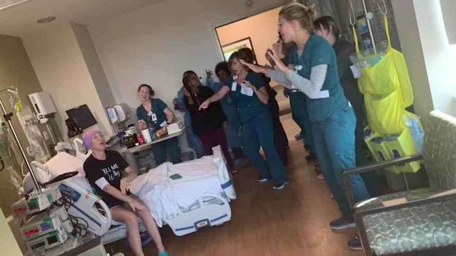 ممرضات يفاجئن مريضة بالسرطان بعد تفويتها لحفل موسيقي