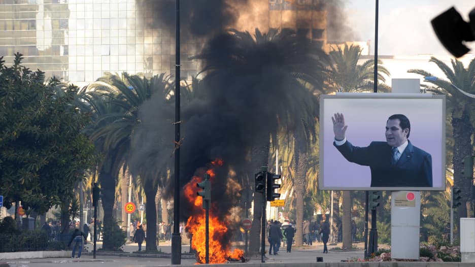وفاة بن علي.. رئيس تونس الأسبق من الاستبداد إلى الهرب