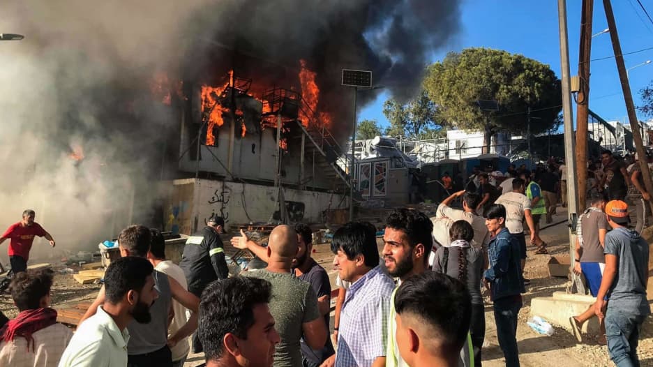 اندلاع حريق يثير الشغب في مخيم للاجئين في اليونان
