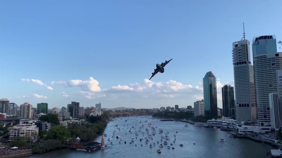 طائرة عسكرية ضخمة تحلق بين المباني في مدينة أسترالية