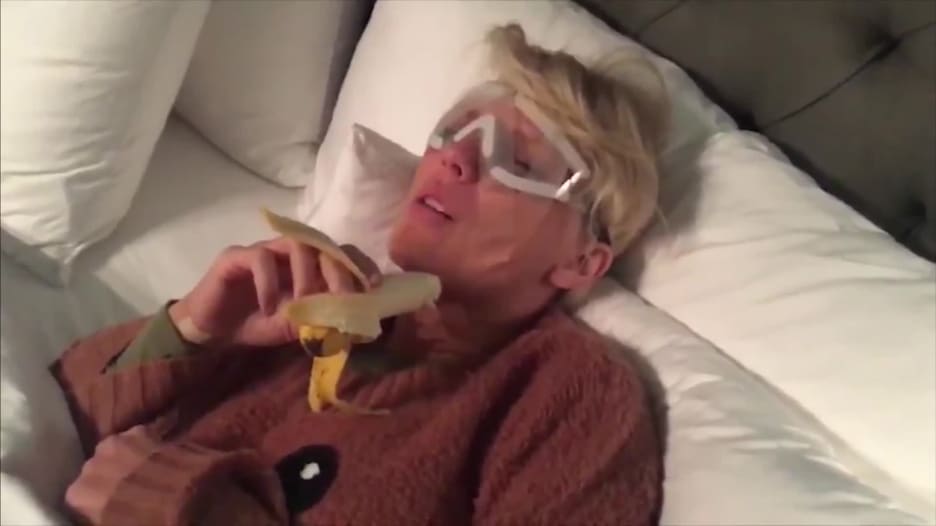 فيديو مسرب لتايلور سويفت تحاول أكل موزة يحرجها على الهواء