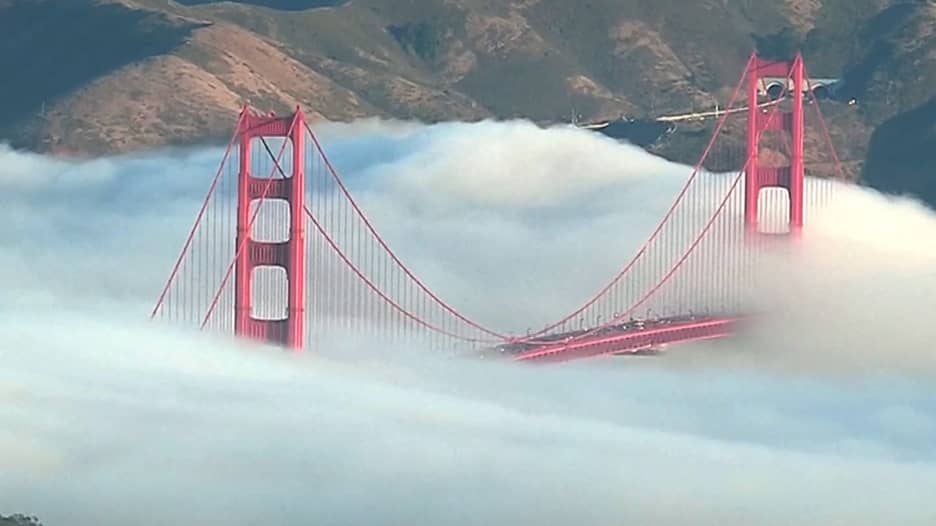 جسر "غولدن غيت" يغرق بالضباب في سان فرانسيسكو
