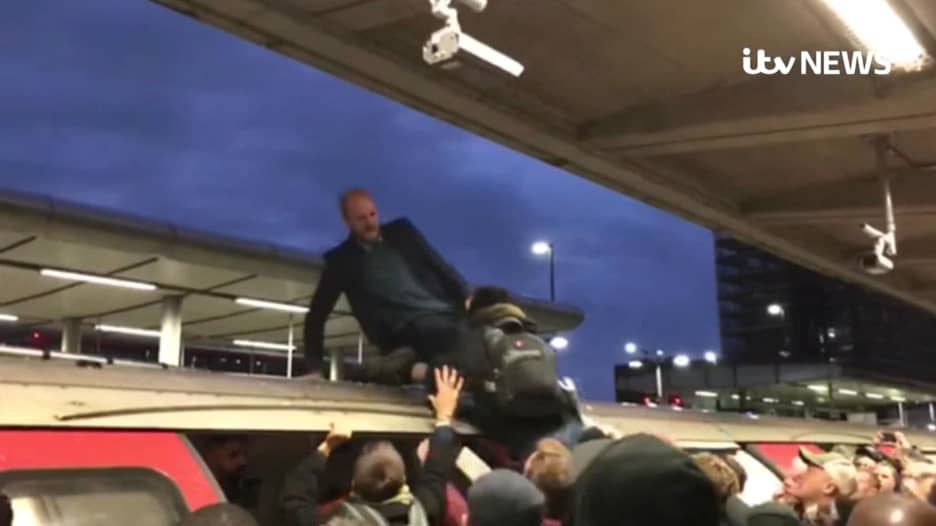 ركاب يسحبون متظاهرين من أقدامهم من فوق مترو لندن