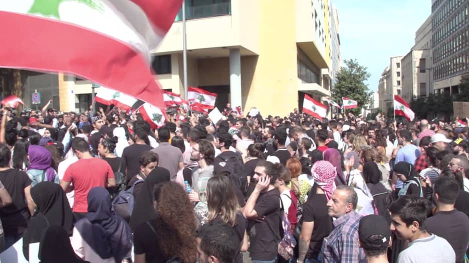 لبنان على الحافة بعد الاحتجاجات الهائلة