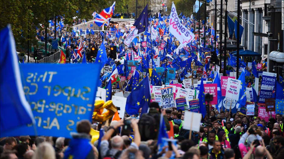 عشرات الآلاف يتظاهرون في لندن للمطالبة باستفتاء ثان حول بريكست