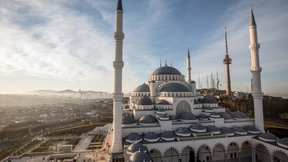 مساجد إسطنبول بتركيا..بعضها قد يحمل رسائل سياسية.. شاهد كيف