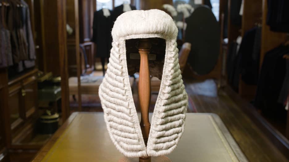 ما سر ارتداء القضاة والمحامين في بريطانيا للشعر المستعار؟