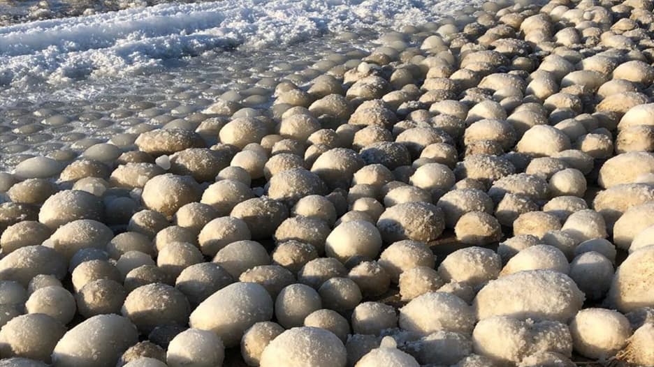 كرات ثلجية غريبة تغطي شاطئاً في فنلندا