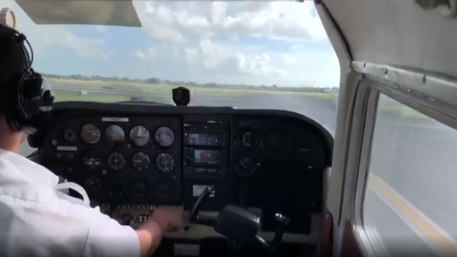 فيديو التقط من قمرة القيادة.. لحظة تحطم طائرة أثناء هبوطها