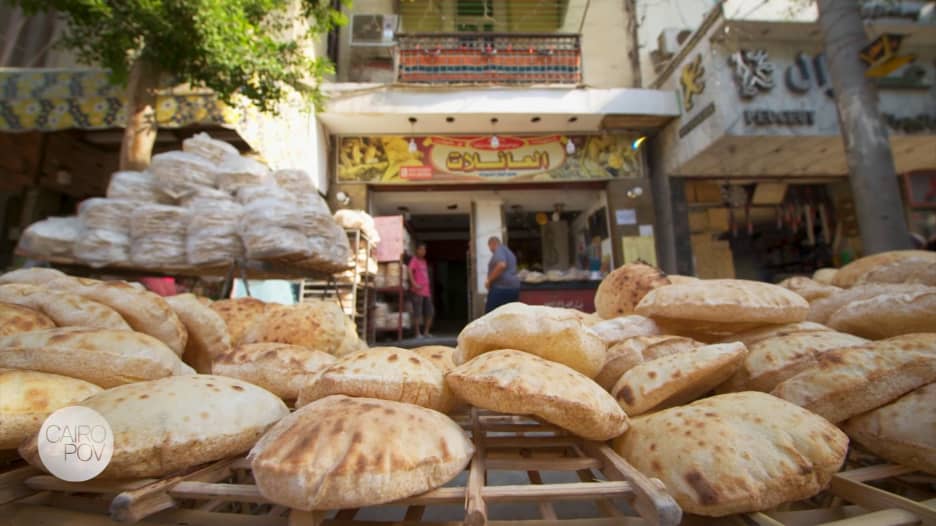 هل تشتري حقيبة على شكل الخبز المصري؟