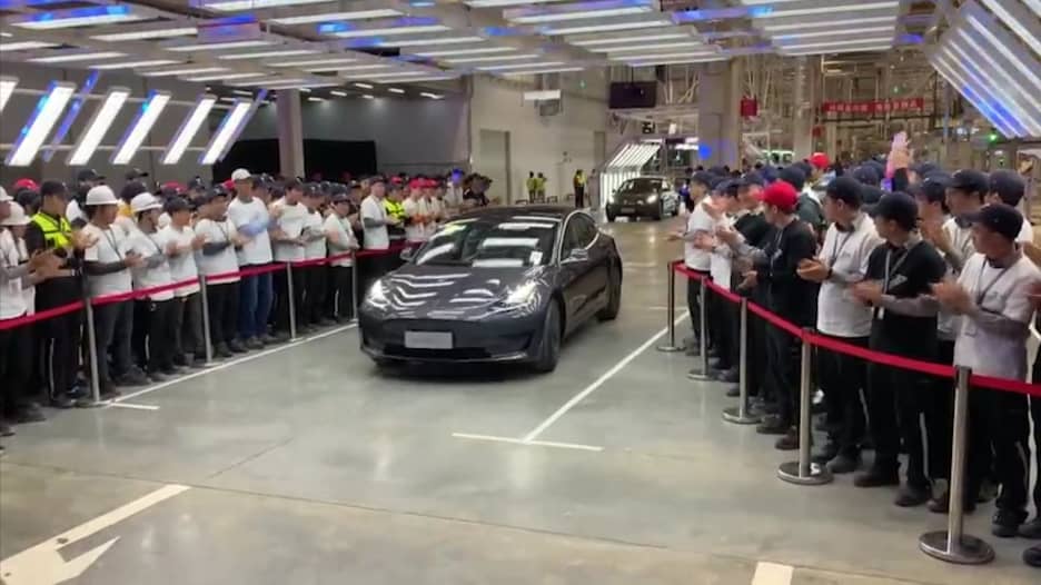 شركة تسلا تسلم أول سيارات كهربائية مصنوعة في الصين