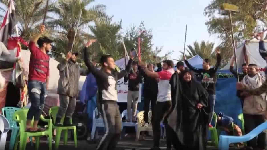 شاهد.. متظاهرون يحتفلون في بغداد بمقتل قاسم سليماني