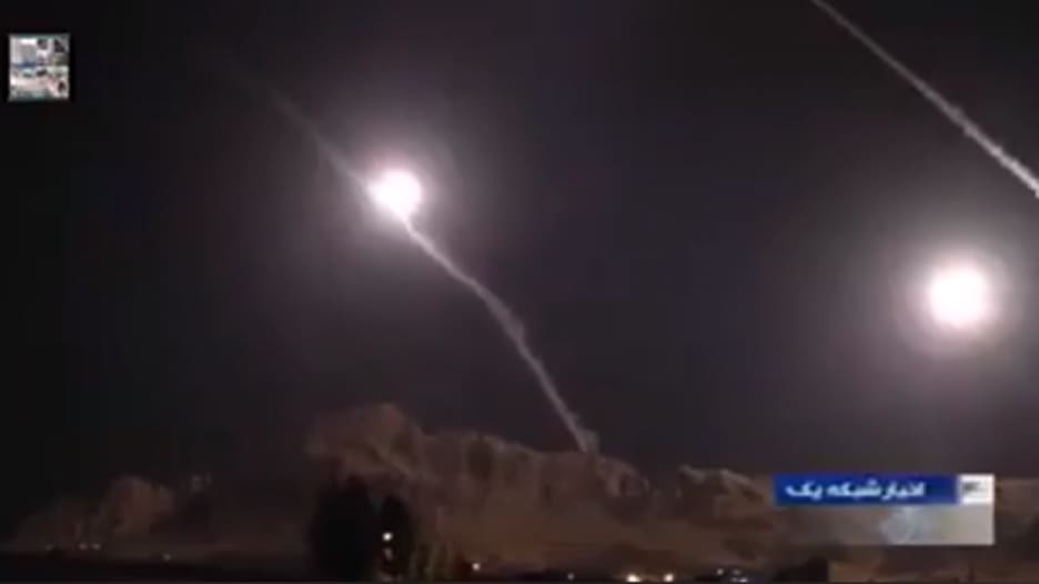 لحظة انطلاق صواريخ بالستية إيرانية نحو قاعدة عين الأسد