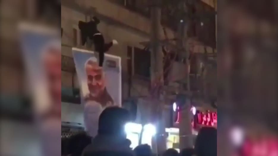 متظاهرون يمزقون صور سليماني في طهران خلال الاحتجاجات