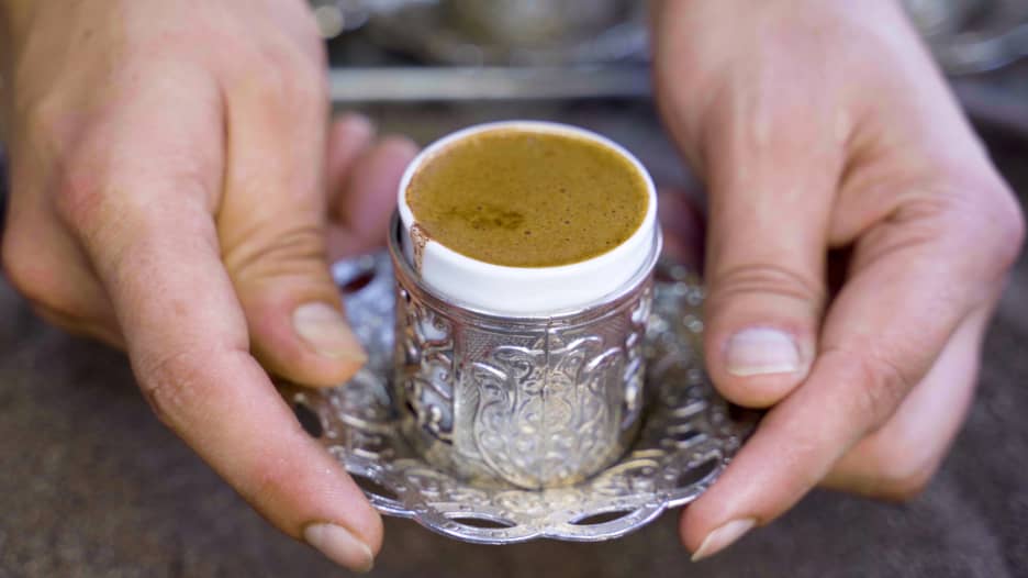 طريقة تحضير القهوة على الرمل الساخن في تركيا