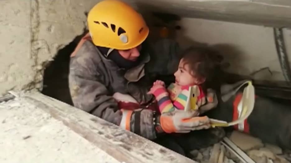 لحظة انتشال طفلة 5 أعوام من بين أنقاض مبنى دمره زلزال ألازيغ