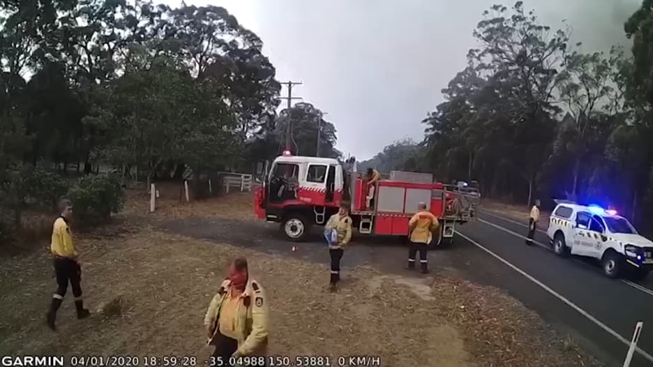 في 4 دقائق فقط.. مشهد درامي لتغلب حرائق الغابات على رجال الإطفاء