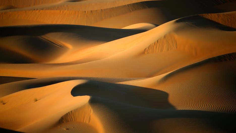 هل تعلم.. الكثبان الرملية تتواصل مع بعضها في الصحراء؟