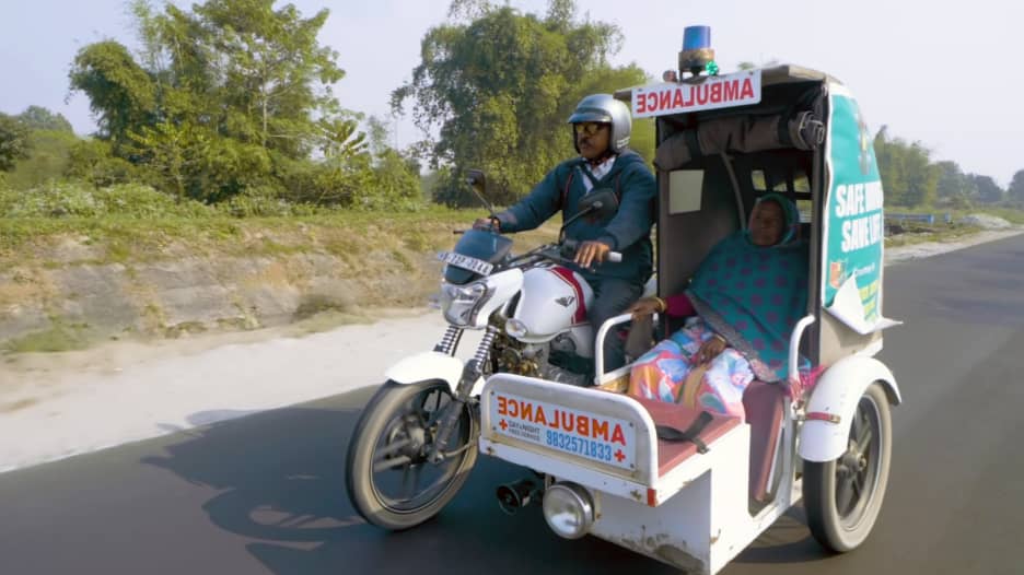 كيف أنقذت خدمة إسعاف بدراجة نارية حياة الآلاف في ريف الهند؟