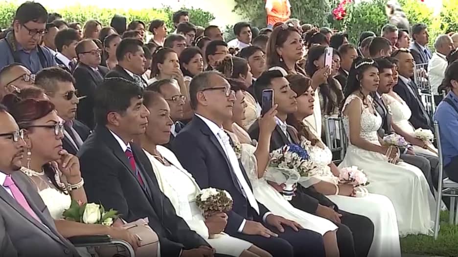 في عيد الحب.. حفل زفاف جماعي لأكثر من 100 عاشق في بيرو