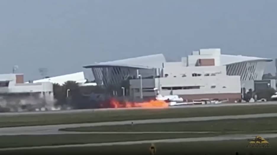 شاهد.. لحظة هبوط طائرة ركاب بدون عجلات والنيران مشتعلة فيها