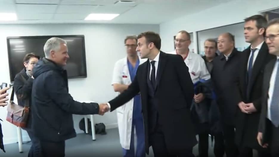 الرئيس الفرنسي يزور مستشفى يعالج مرضى فيروس كورونا