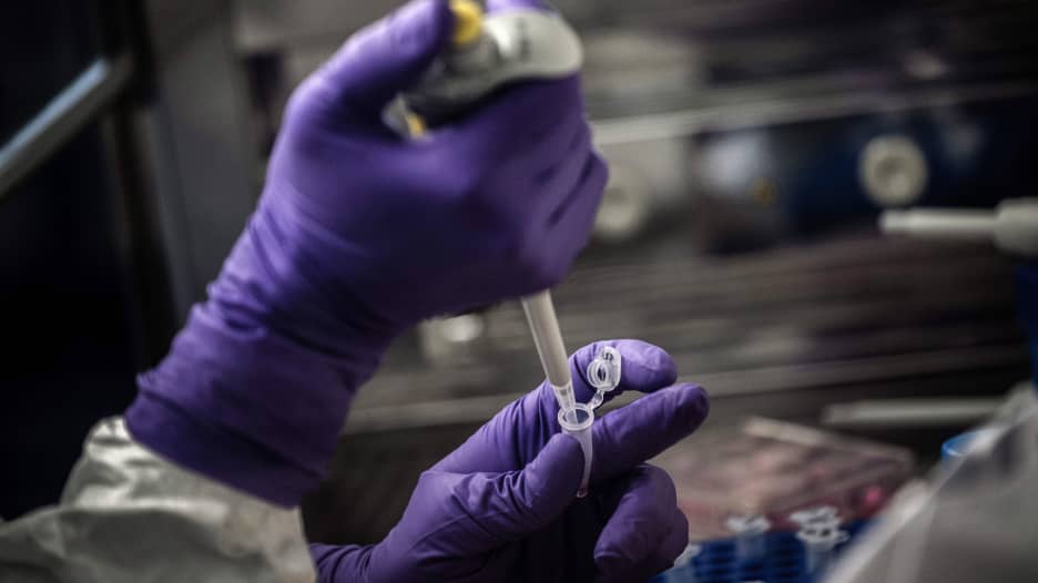 العلماء يسارعون لتطوير لقاح لفيروس كورونا