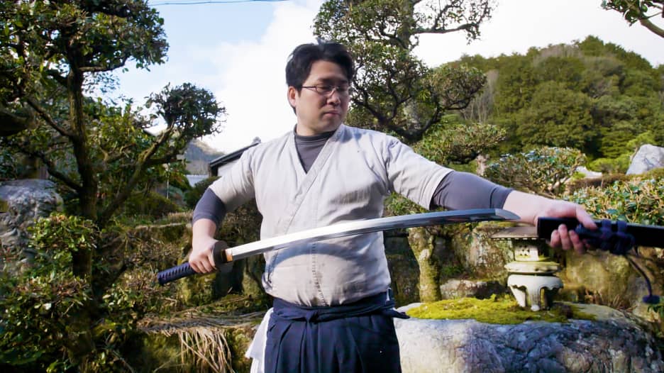 سلاح وقطعة فنية بالوقت ذاته.. تعرف إلى فن صناعة السيوف باليابان
