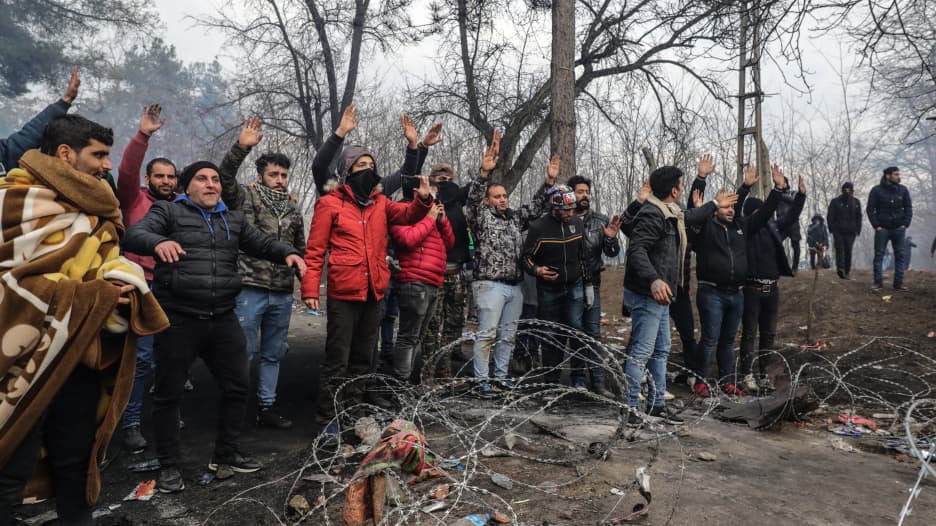 في برد وقمع.. هكذا يعاني اللاجئون على الحدود التركية اليونانية