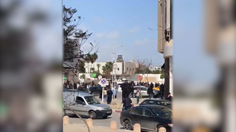 شاهد.. اللحظات الأولى بعد انفجار في محيط السفارة الأمريكية بتونس