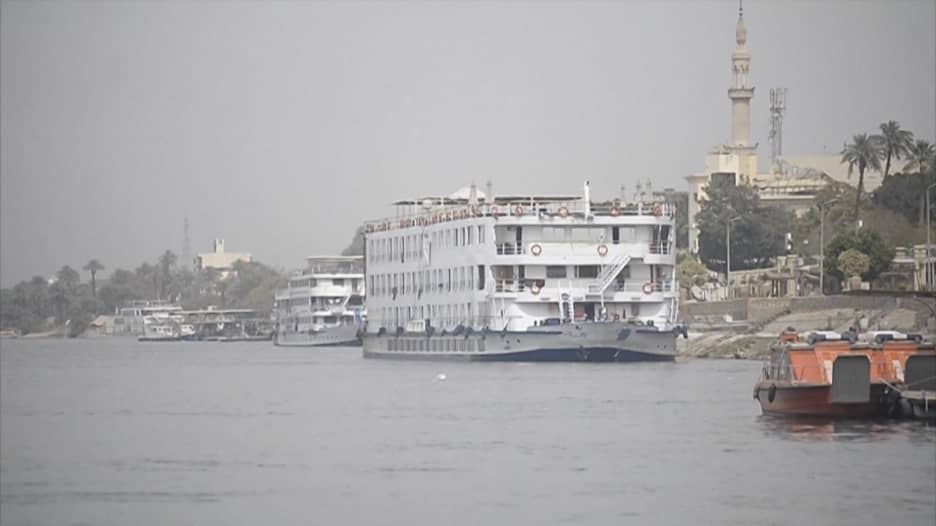 بعد إصابة بعض ركابها بفيروس كورونا..سفينة في النيل تضع السياح بحجر صحي