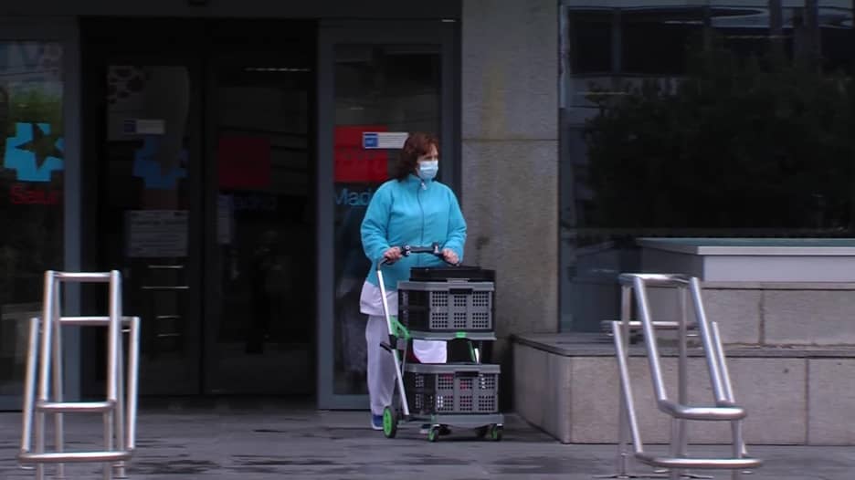 كاميرا CNN أمام مستشفى في مدريد يختبر أدوية لمكافحة فيروس كورونا