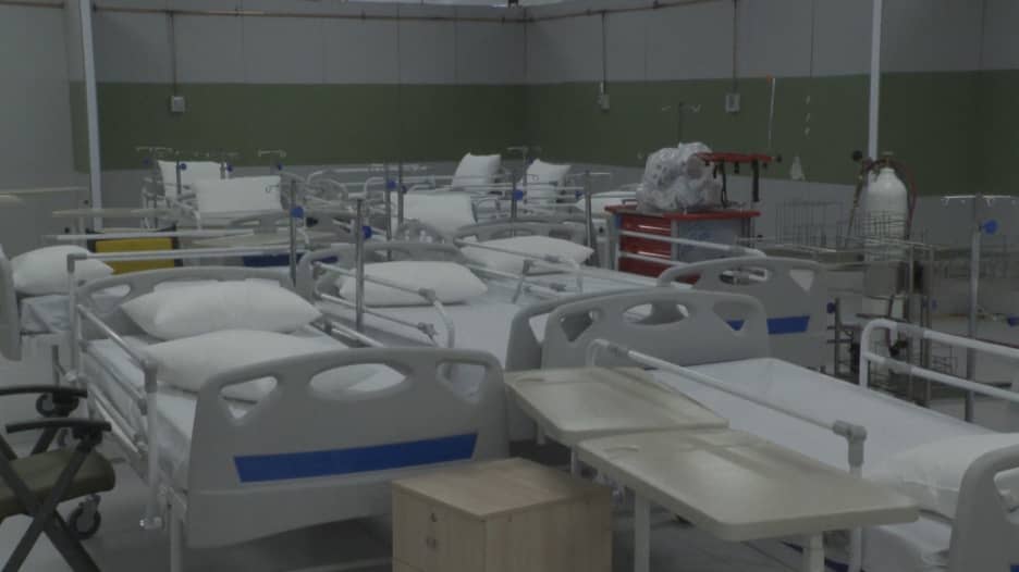 إيران تبني مستشفى مؤقت داخل مركز تجاري لمواجهة فيروس كورونا
