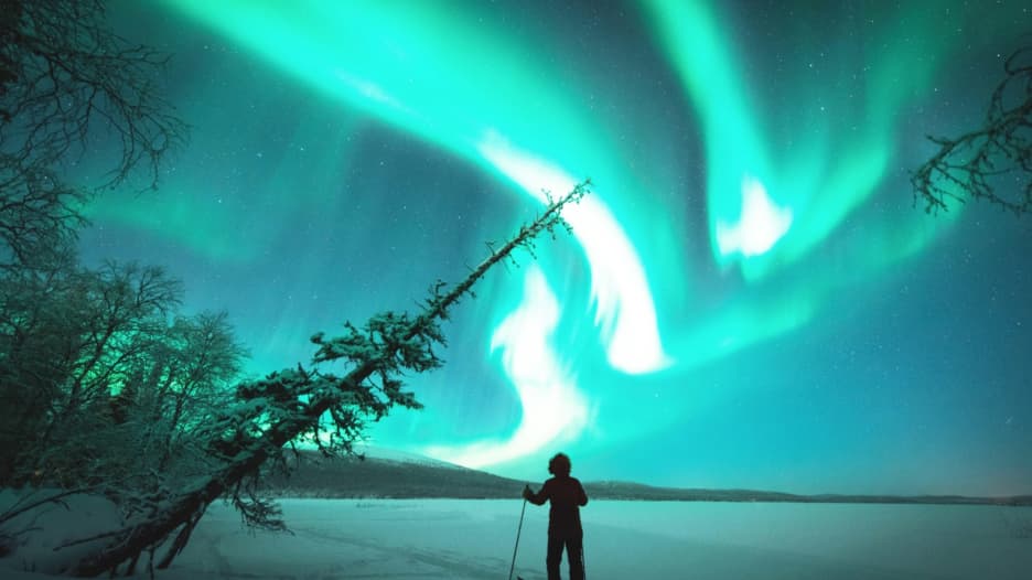 في مشهد مذهل.. أضواء الشفق القطبي تتراقص فوق فنلندا