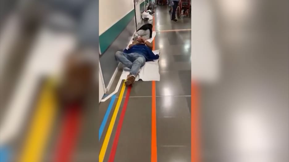 المرضى على الأرض في مستشفى بإسبانيا.. والكادر يستخدم كيس القمامة كثوب طبي