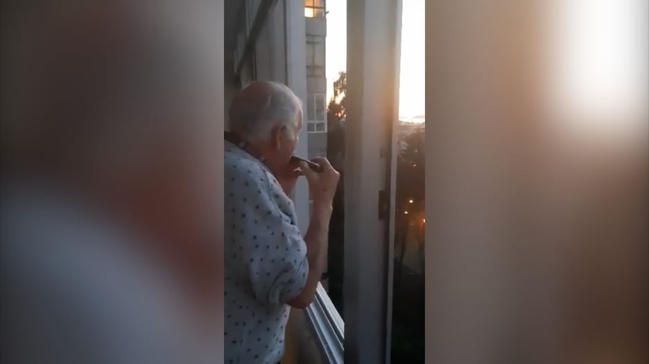 رجل مصاب بالزهايمر يعتقد أن سكان مدينة اسبانية يصفقون له ليلياً وسط انتشار فيروس كورونا