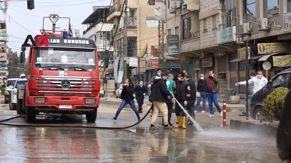 سوريون يسابقون الزمن ضد كورونا.. تنظيف وتعقيم لشوارع القامشلي