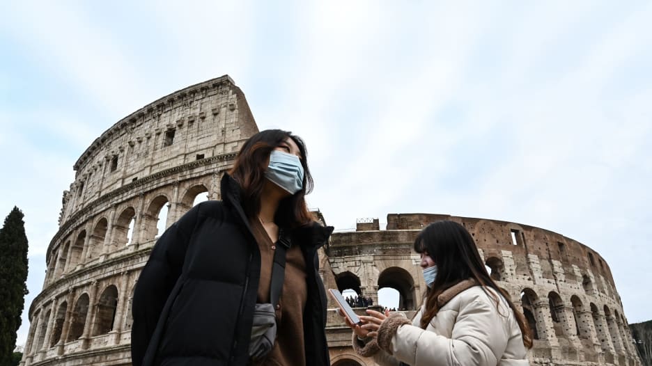 إيطاليا تواجه "كابوسًا مستمرًا" في مكافحة فيروس كورونا