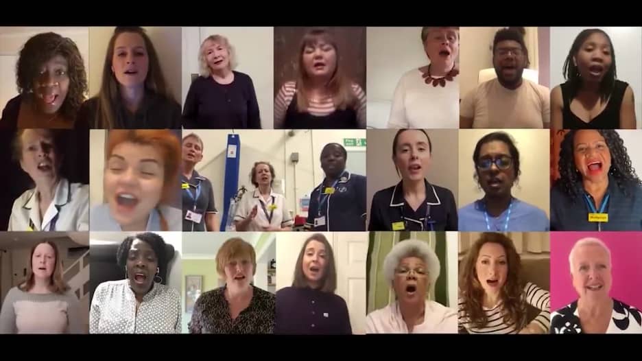 أطباء وممرضون يغنون في جوقة عالمية لدعم العاملين بالصحة