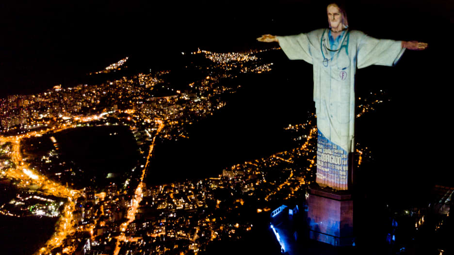 تمثال المسيح الفادي في ريو دي جانيرو يضيئ بمشهد طبيب في ظل فيروس كورونا