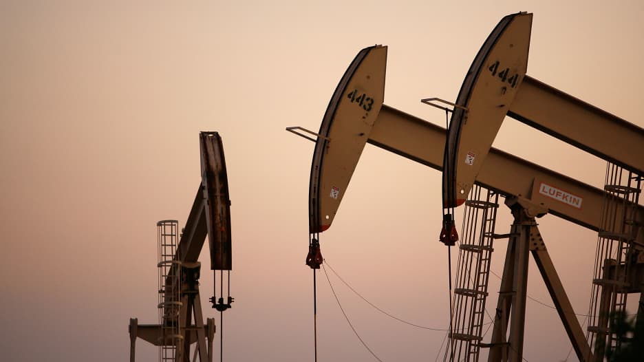 أسعار النفط الأمريكي تنخفض إلى أقل من 15 دولاراً للبرميل