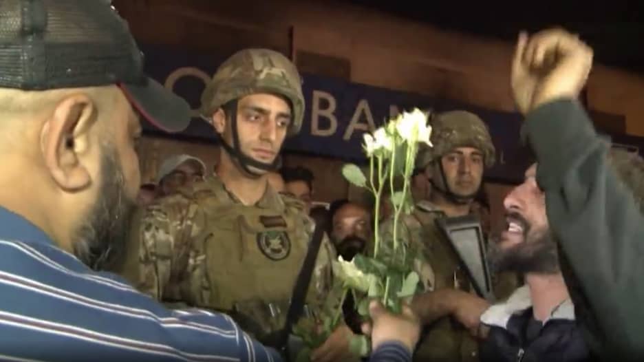 شاهد.. متظاهرون لبنانيون يقدمون الورود لعناصر الجيش في طرابلس