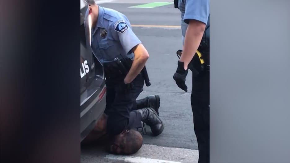 "لا أستطيع التنفس".. مقتل رجل أسود بعد أن دهس شرطي أمريكي أبيض رقبته