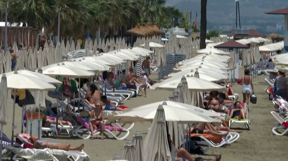شواطئ لارنكا الشهيرة في قبرص تستقبل المصطافين من جديد