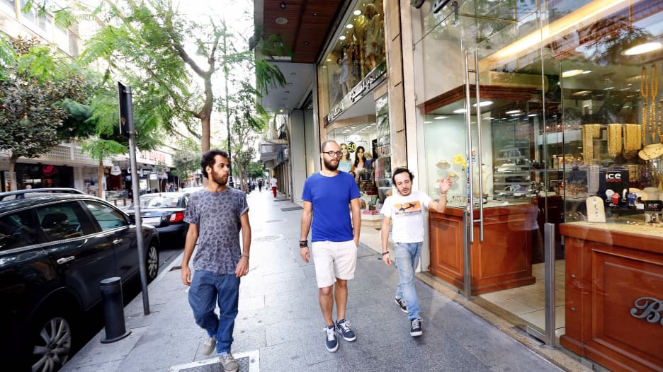 أزمة لبنان.. مبادرة فردية إلكترونية تحظى باهتمام المشاهير لدعم الاقتصاد