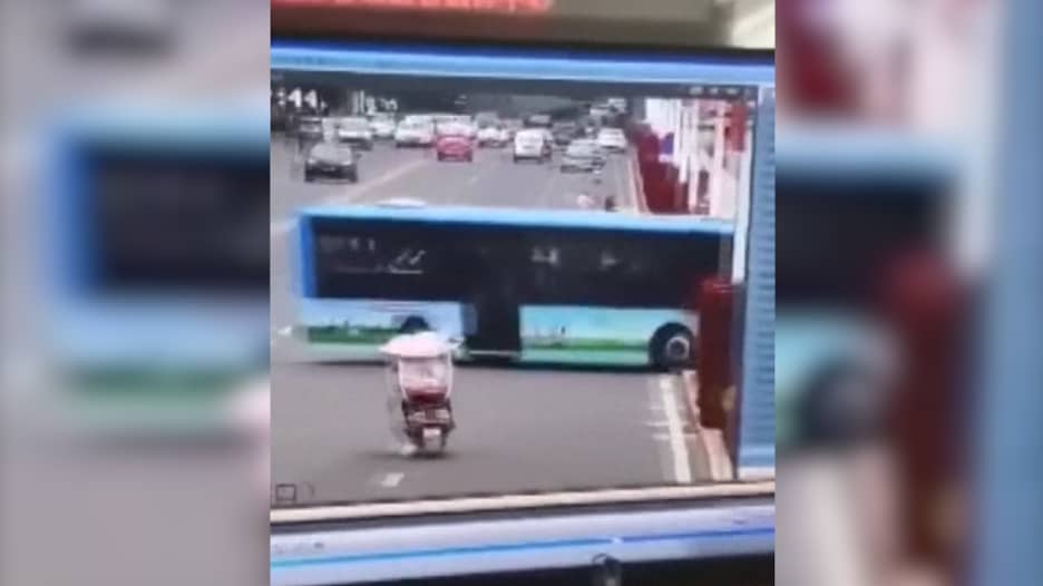 شاهد.. لحظة سقوط حافلة ركاب في مياه بحيرة في الصين
